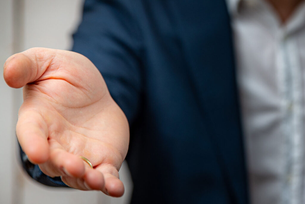 Detail uitreikende hand